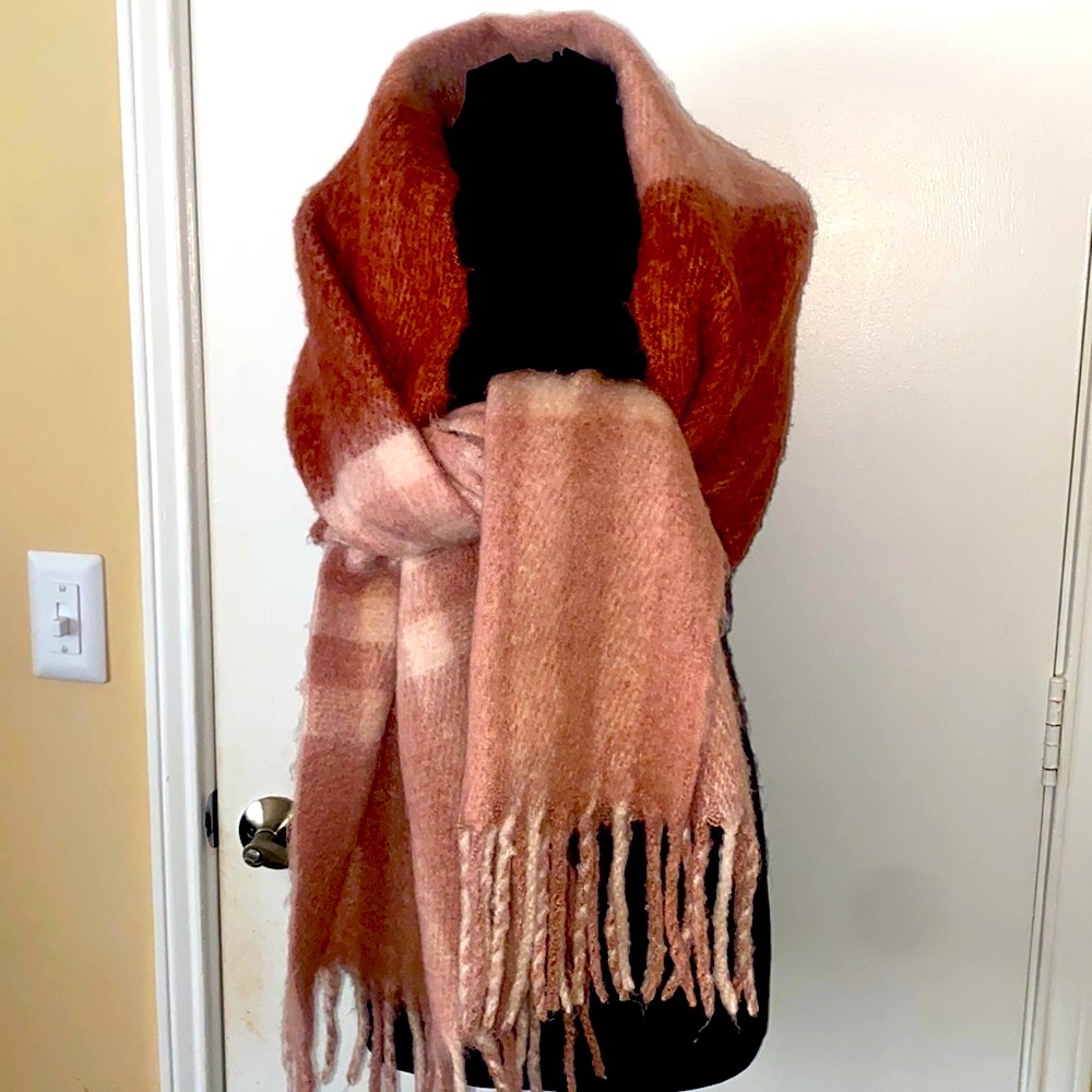 Pink Wool shawl - Picture 2 of 4